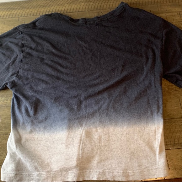 Short sleeve top! A tiny bit cropped - Picture 2 of 4